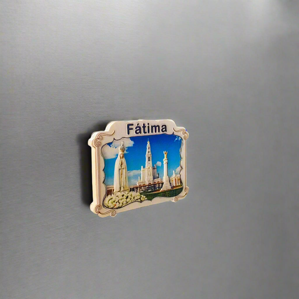 Fridge magnet with a scenic view of Fátima on a metallic surface