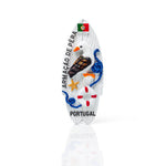 Vertical magnet shaped like a surfboard, featuring a seagull, Portuguese flag, lifebuoy, starfish, rope and the words “Armação de Pêra Portugal” in black