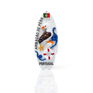 Vertical magnet shaped like a surfboard, featuring a seagull, Portuguese flag, lifebuoy, starfish, rope and the words “Armação de Pêra Portugal” in black