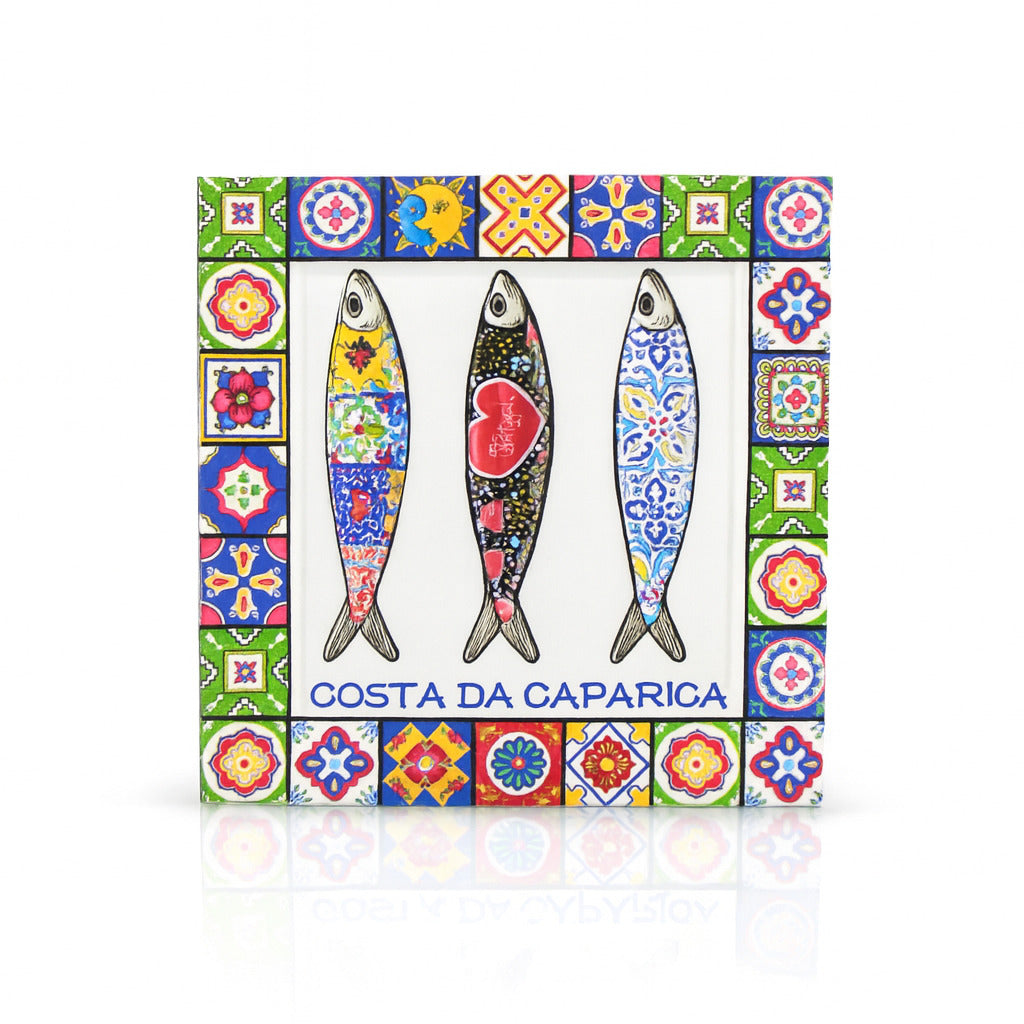 Costa da Caparica souvenir magnet with three stylized sardines and colorful Portuguese tile border, representing traditional Portugal souvenirs.