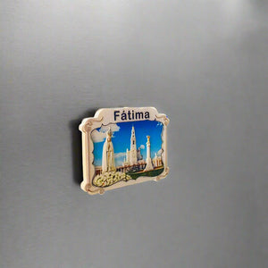 Fridge magnet with a scenic view of Fátima on a metallic surface