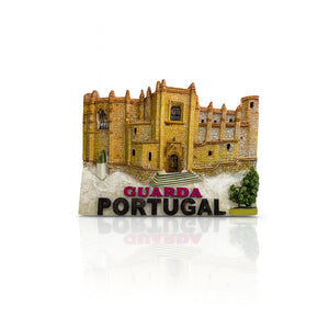 3D resin magnet featuring the Sé Cathedral of Guarda, with detailed stone architecture and the words “Guarda Portugal” at the base