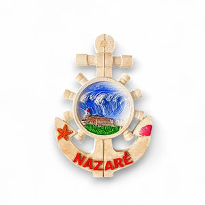 Imán de recuerdo de Nazaré: diseño de ancla con gran ola y escena de faro