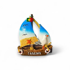 Aimant de réfrigérateur Cascais – Souvenir du Portugal en forme de voilier avec scène de plage et mouette