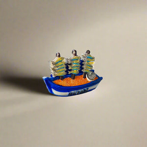Imán para nevera de Nazaré: souvenir de Portugal con un barco pesquero tradicional y pescado seco