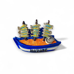 Imán para nevera de Nazaré: souvenir de Portugal con un barco pesquero tradicional y pescado seco