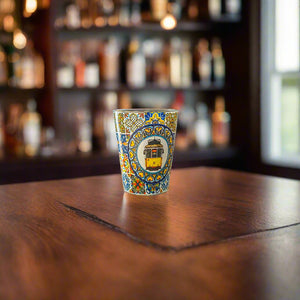 Verre à liqueur souvenir de Lisbonne avec tramway jaune et motif de carreaux azulejos traditionnels