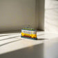 Tranvía emblemático de poliresina de Lisboa: miniatura de recuerdo del tranvía amarillo de Portugal