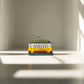 Tranvía emblemático de poliresina de Lisboa: miniatura de recuerdo del tranvía amarillo de Portugal