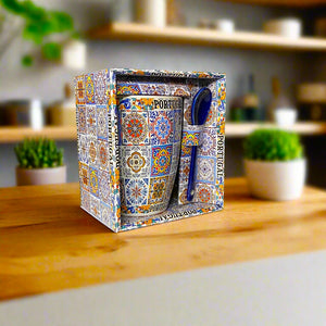 Caneca de Lembrança em Cerâmica de Portugal com Padrão Tradicional de Azulejos Coloridos e Colher – Inclui Caixa de Oferta