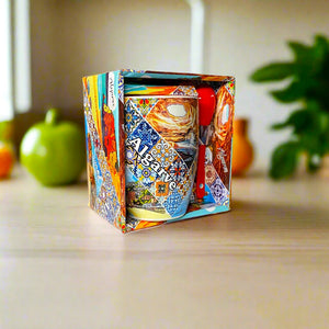 Caneca de Lembrança do Algarve em Cerâmica com Paisagens Costeiras, Faixa de Azulejos e Colher Vermelha – Inclui Caixa de Oferta