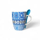 Portugal Keramik -Souvenir -Becher mit blauem Azulejo gestreiftem Fliesendesign und einem Löffel - Geschenkbox enthalten