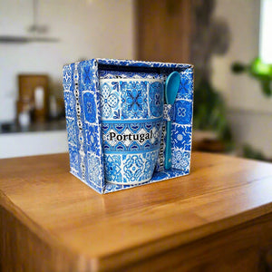 Caneca de Souvenir em Cerâmica de Portugal com Padrão de Azulejo Azul em Risca e Colher – Inclui Caixa de Oferta