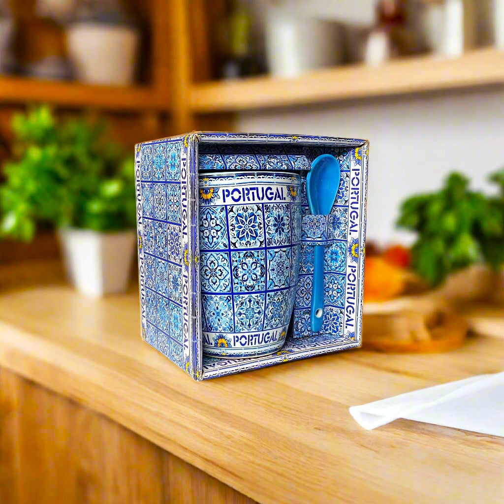 Portugal Keramik Souvenirbecher mit blauem Azulejo-Fliesenmuster und einem Löffel – Geschenkbox enthalten
