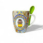 Taza de cerámica de recuerdo de Portugal con ilustración de tranvía, motivos de azulejos tradicionales y cuchara.
