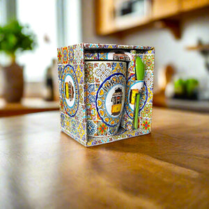 Caneca de Souvenir em Cerâmica de Portugal com Ilustração do Eléctrico, Motivos de Azulejos e Colher