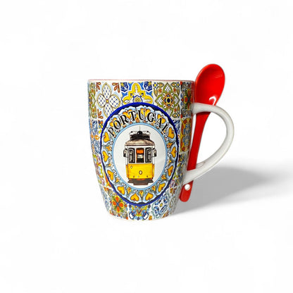 Taza de cerámica de recuerdo de Portugal con ilustración de tranvía, motivos de azulejos tradicionales y cuchara.